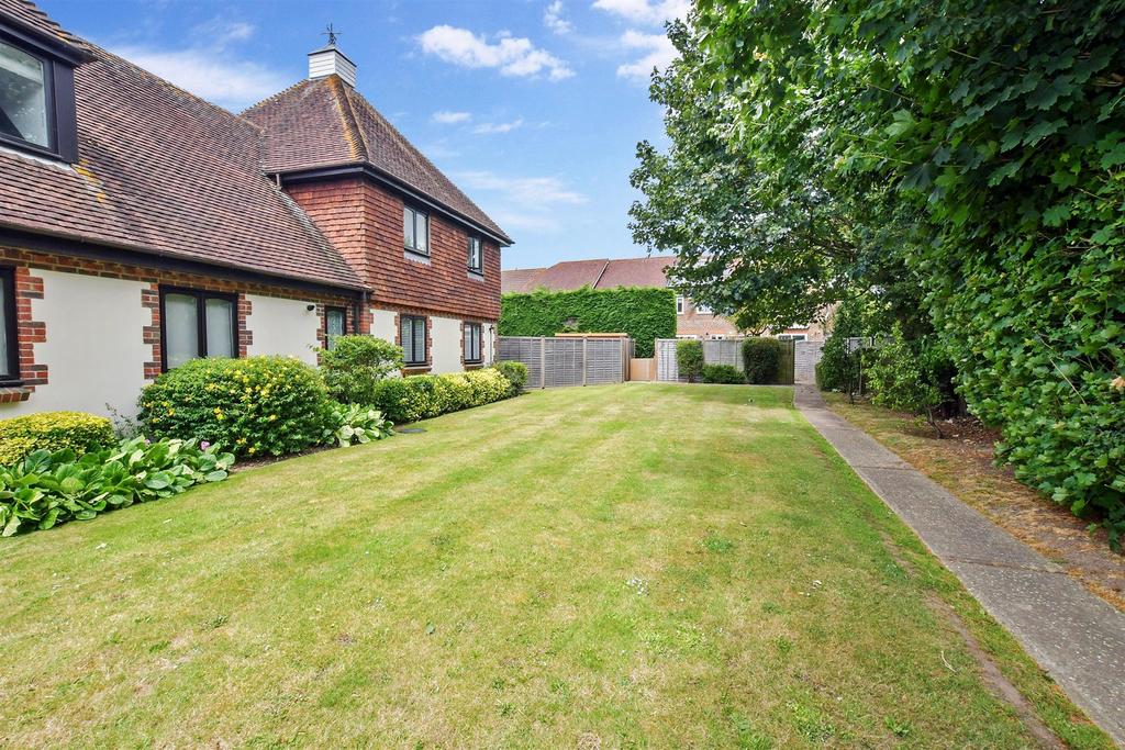 Priors Acre, Boxgrove, Chichester, West Sussex 1 bed ground floor flat