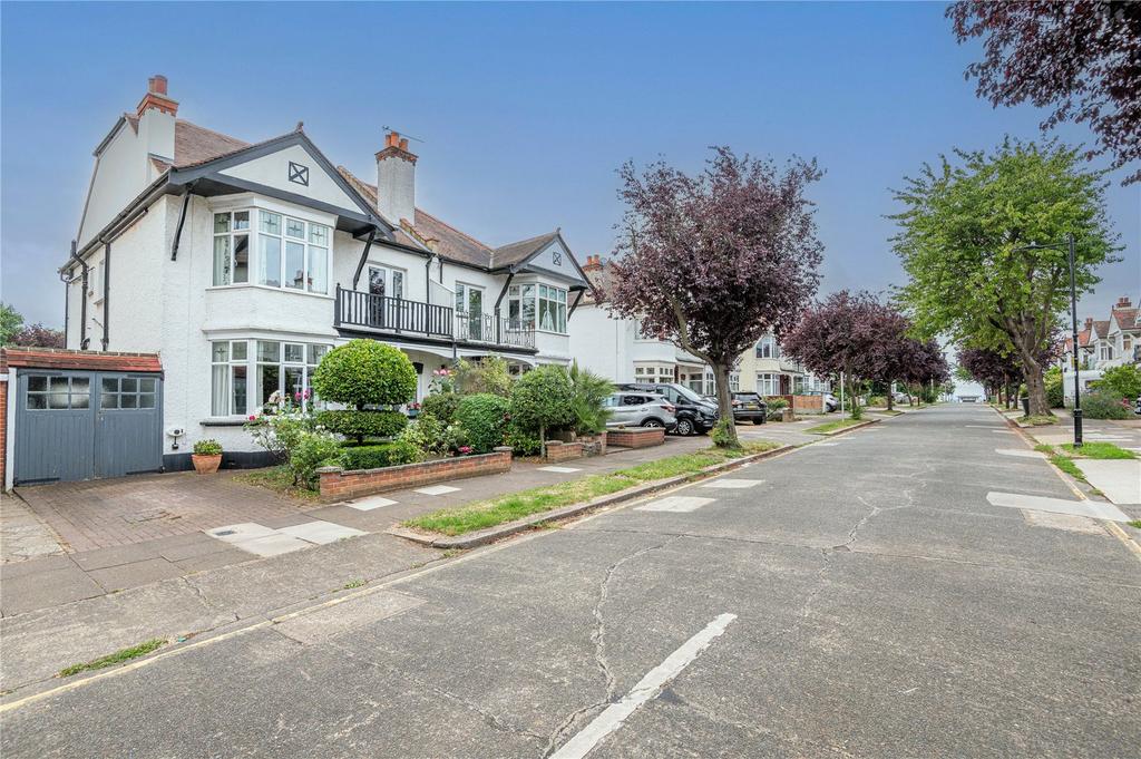 Clieveden Road, Thorpe Bay, Essex, SS1 5 bed semidetached house for