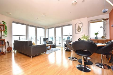 2 bedroom flat to rent, Mast Quay, London, SE18