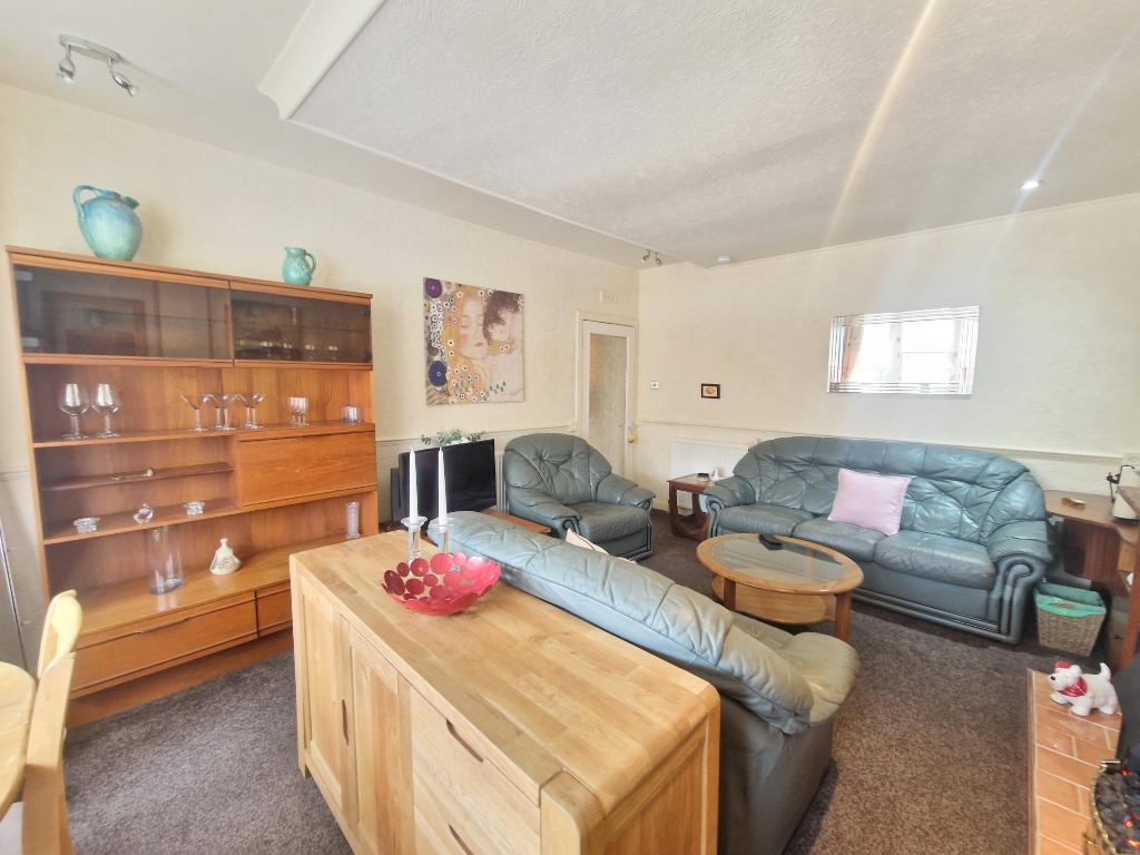 Dumbarton Road, Scotstoun, Glasgow, G14 3 bed flat £1,250 pcm (£288 pw)