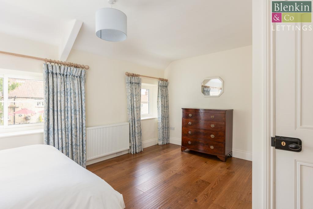 Chimes Cottage Bedroom 1-1