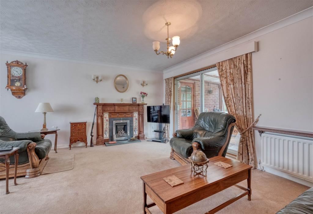 Nine Days Lane, Wire Hill, Redditch, B98 7TE 2 bed detached bungalow