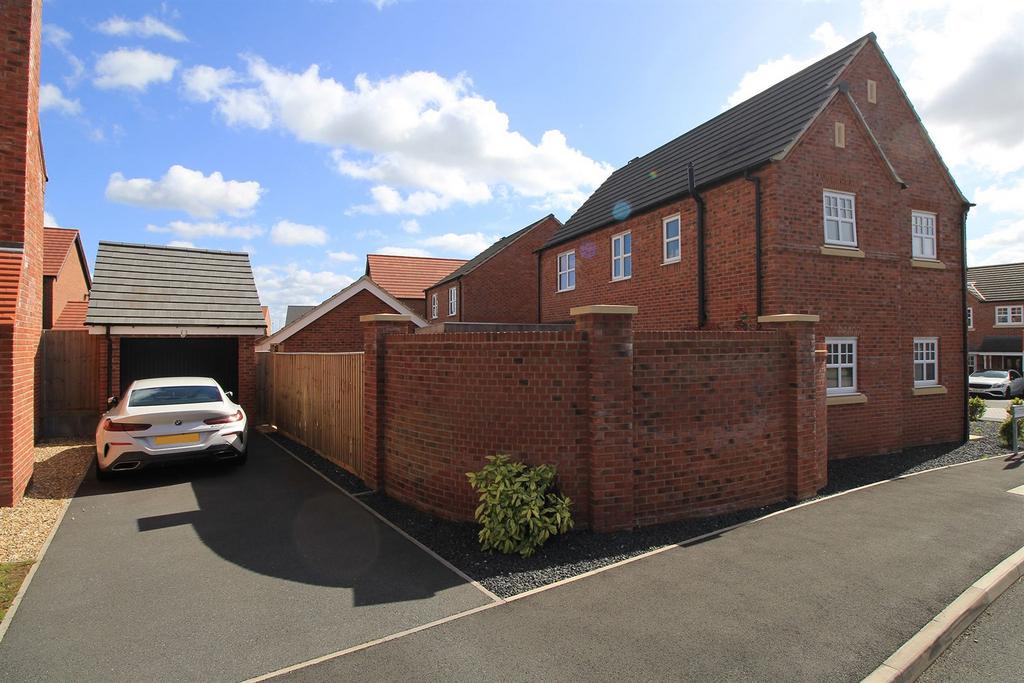 Carnation Road, Loughborough, LE11 4 bed detached house £1,850 pcm (£