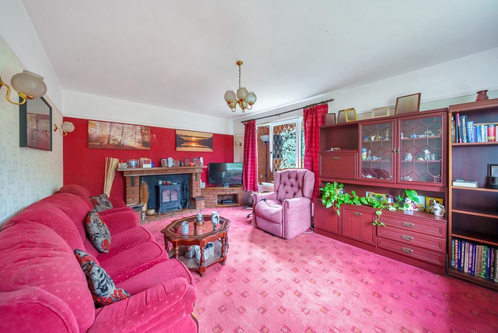 Kings Road, New Haw, KT15 4 bed semidetached house for sale £499,500