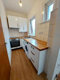 Studio to rent, Arcadian Gardens, N22