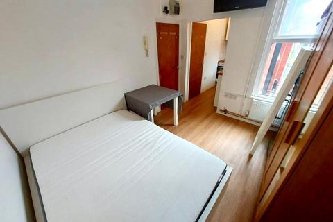 Studio to rent, Arcadian Gardens, N22