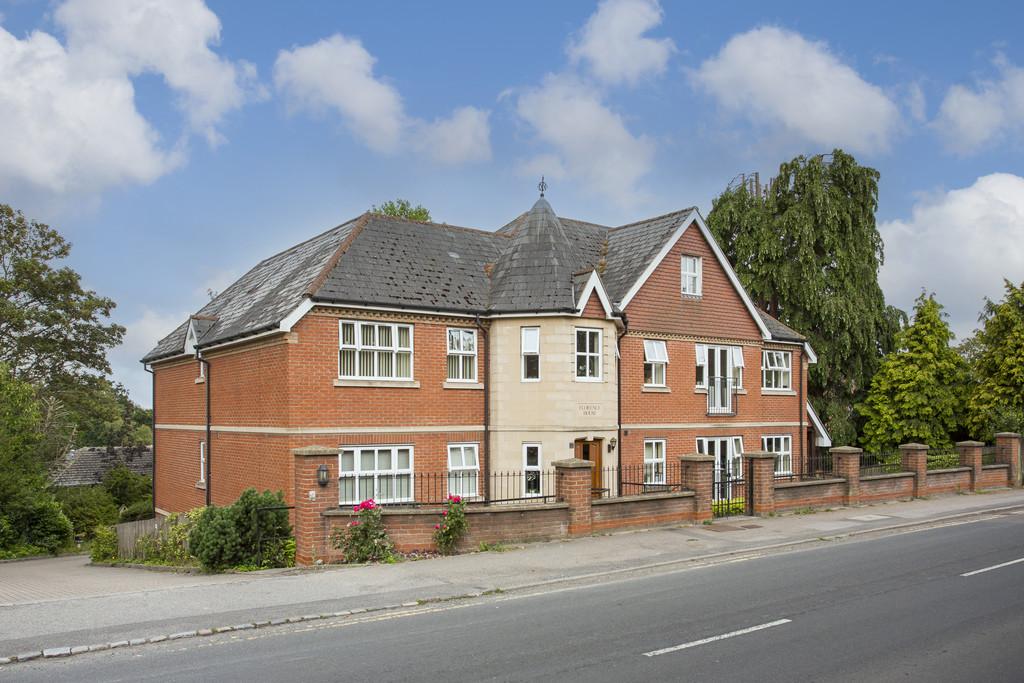 Mutton Hall Hill, Heathfield 2 bed apartment for sale £229,000