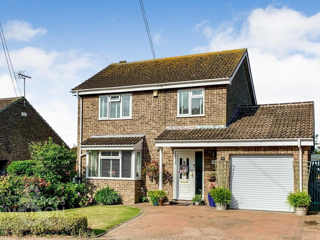 Potters Drive, Hopton, Great Yarmouth 3 bed detached house for sale £