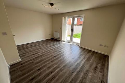 3 bedroom semi-detached house to rent, Elderflower drive, Salford