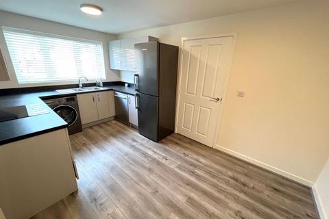 3 bedroom semi-detached house to rent, Elderflower drive, Salford