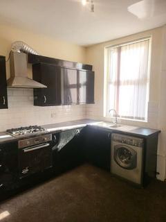2 bedroom terraced house to rent, Highfield Road, Salford