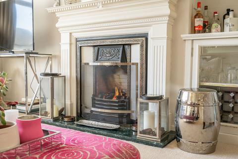 41 Cammo Grove, Edinburgh, EH4 8HD