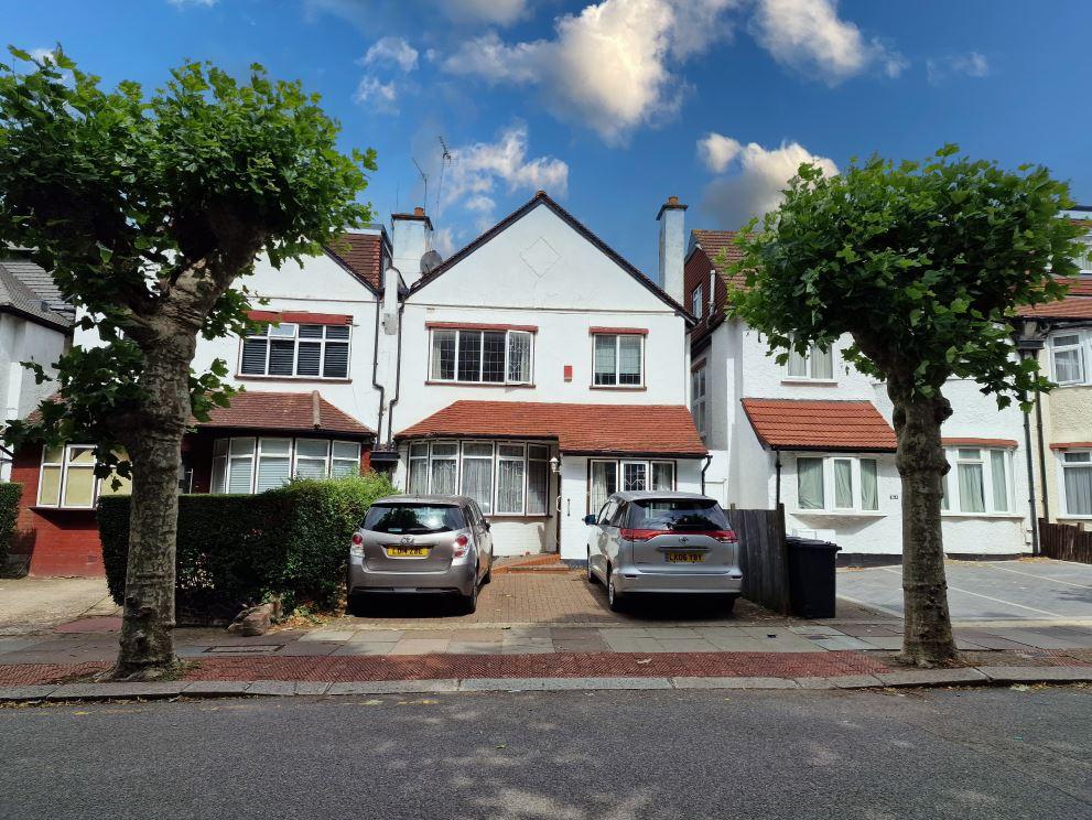 Four bedroom semi detached house offered Chain Fr