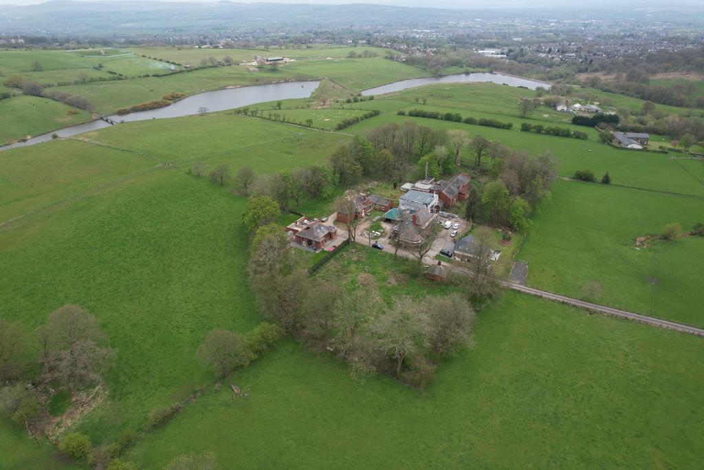 The Gate House, Knowsley Road, Bury, BL2 5 bed property with land for