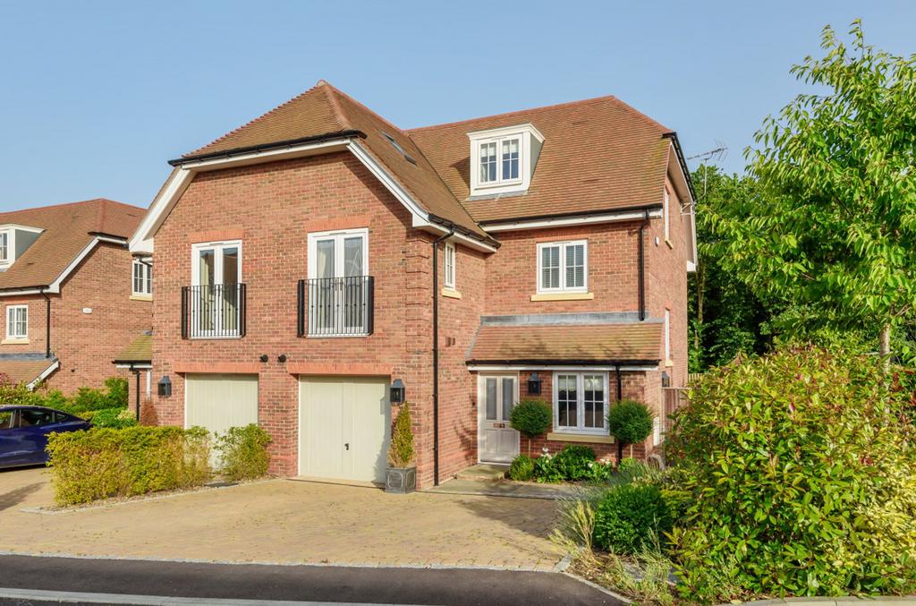 Sheffield Close, Pangbourne, RG8 3 bed semidetached house for sale £