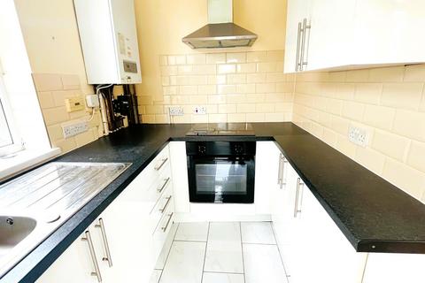 3 bedroom semi-detached house to rent, Brentwood Road, Romford