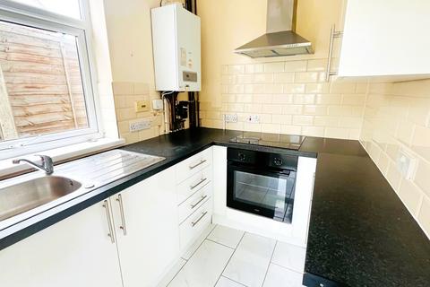 3 bedroom semi-detached house to rent, Brentwood Road, Romford