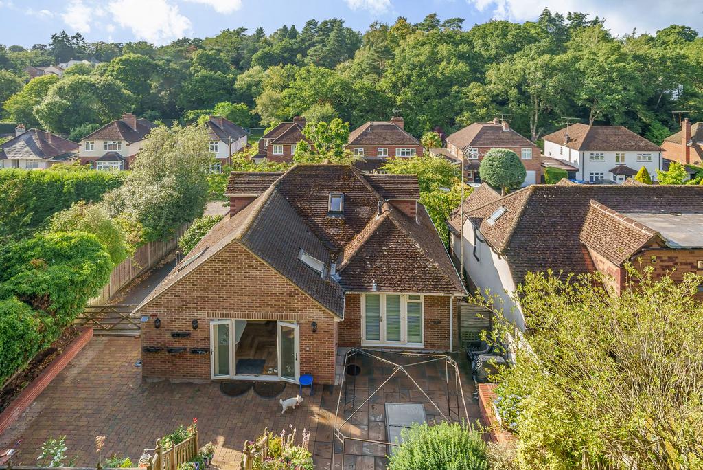 Bower Road, Wrecclesham, Farnham, GU10 3 bed detached house £879,950