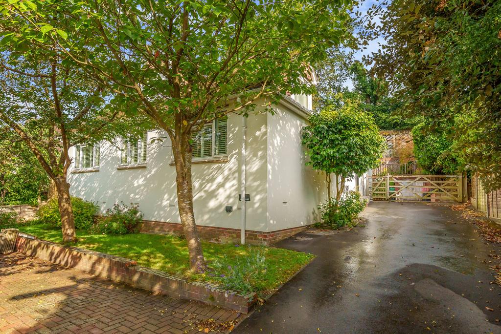 Bower Road, Wrecclesham, Farnham, GU10 3 bed detached house £879,950