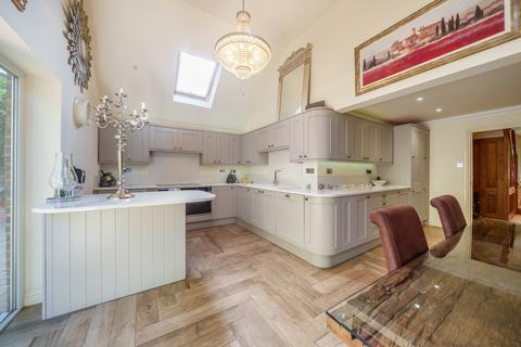 6 Bower Road, Wrecclesham, Farnham, GU10 4ST