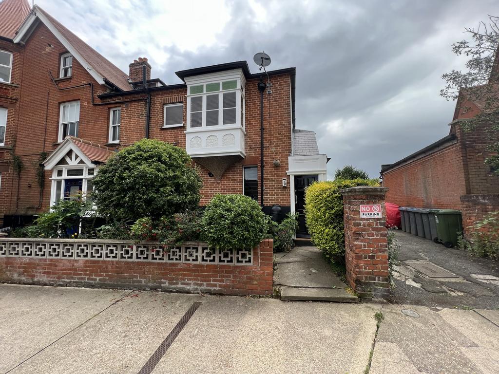 Queens Road, Felixstowe IP11 2 bed apartment to rent £950 pcm (£219 pw)