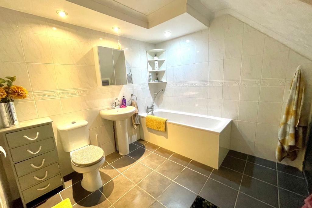 124 Warwick BATHROOM