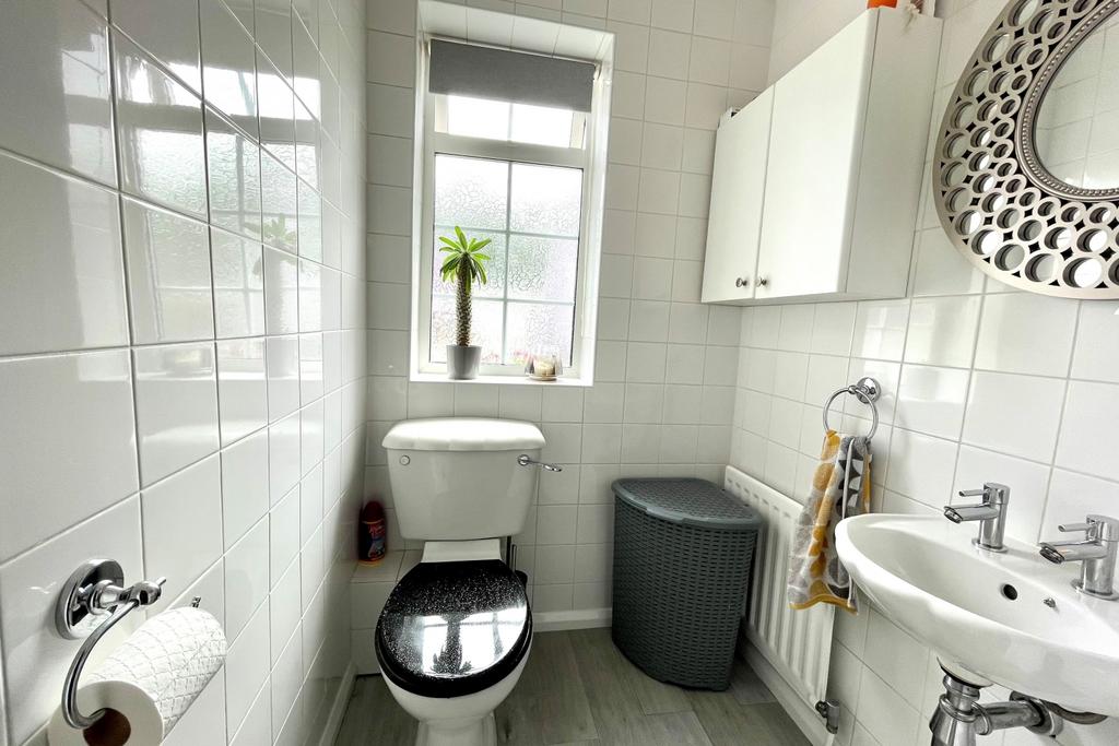 124 Warwick CLOAKROOM