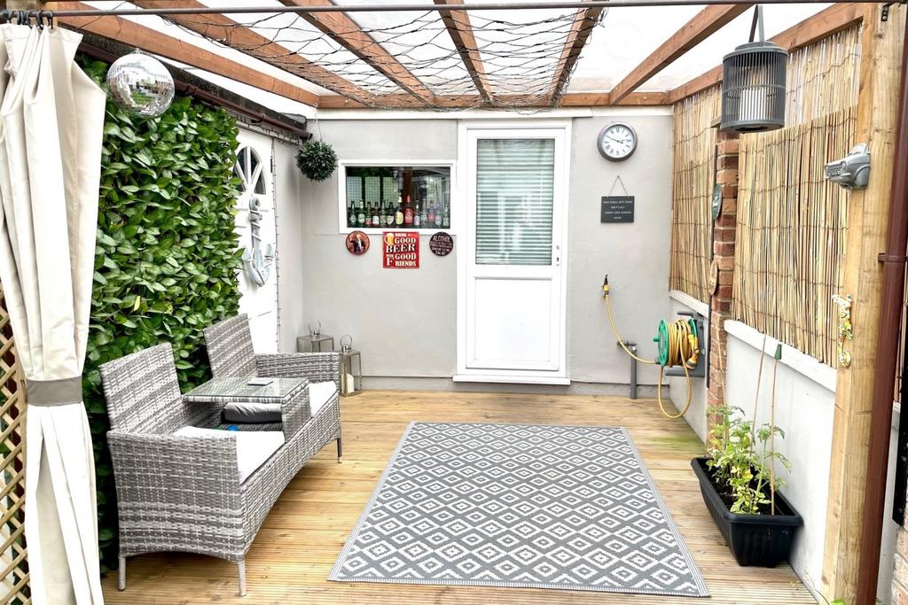 124 Warwick DECKING
