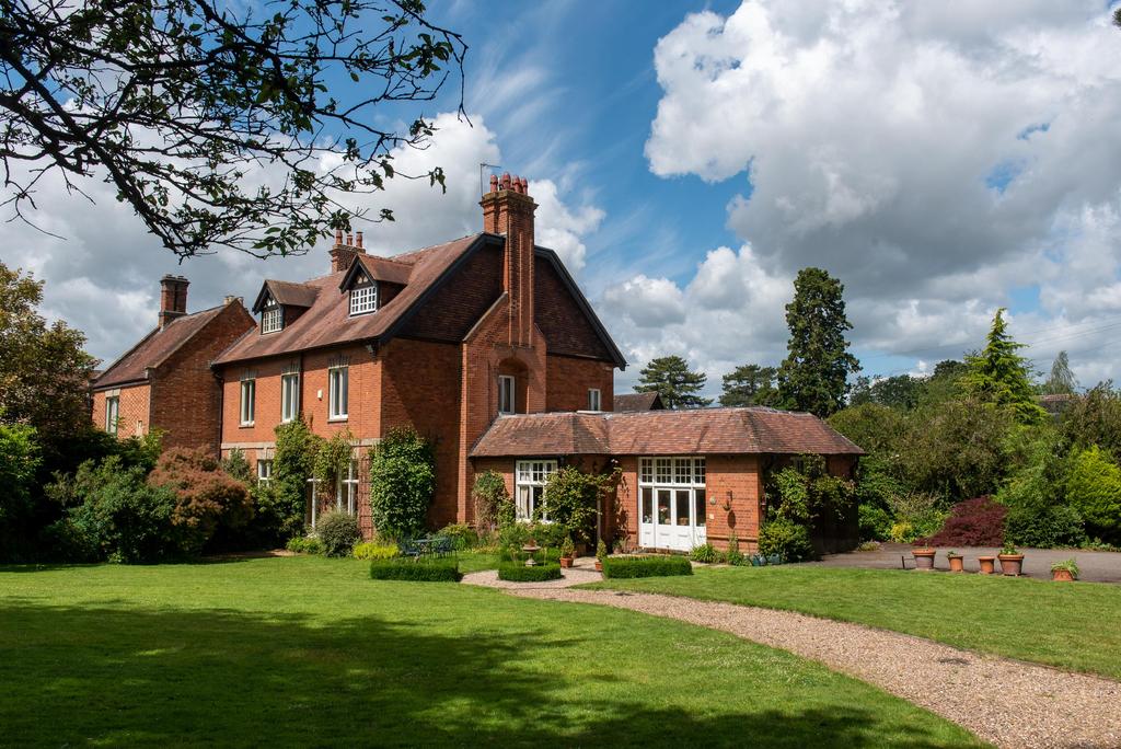 High Street, Barford, Warwick, Warwickshire, CV35 4 bed village house
