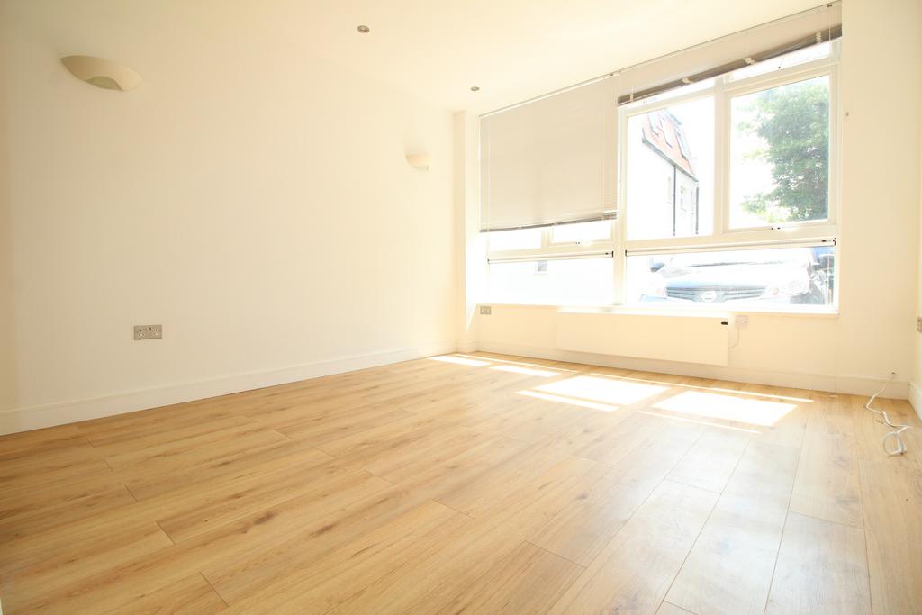 Oak Road, Leatherhead KT22 1 bed flat to rent - £1,250 pcm (£288 pw)