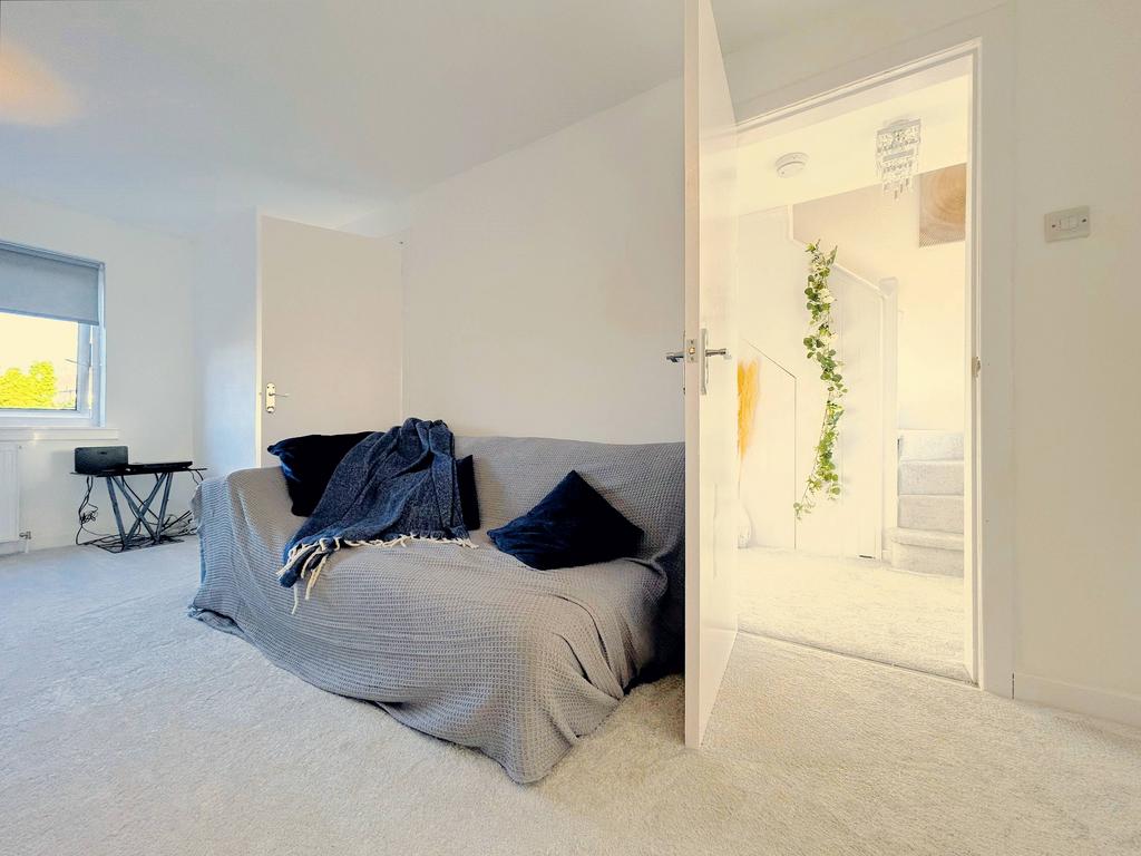 Belmont Crescent, Ayr KA7 2 bed terraced house for sale £120,000