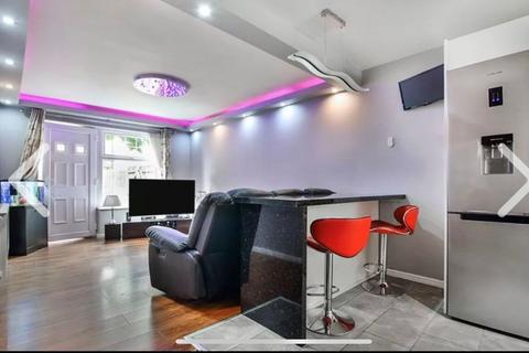 13 Hythe Close, Manchester, M14 5AT