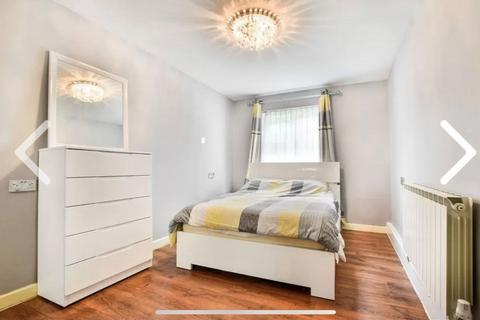 13 Hythe Close, Manchester, M14 5AT