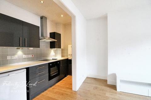 2 bedroom apartment to rent, Elmdene Road, London