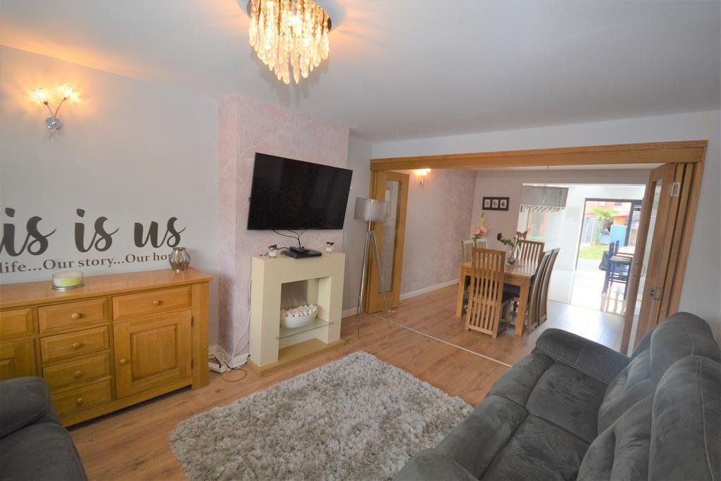 Orchard Drive, Braintree, CM7 3 bed semidetached house £365,000