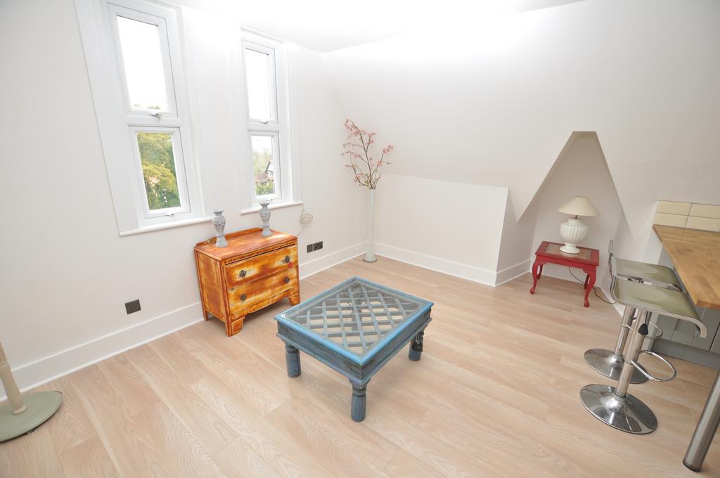 Boxgrove Court, 144 London Road... 2 bed apartment £1,295 pcm (£299 pw)