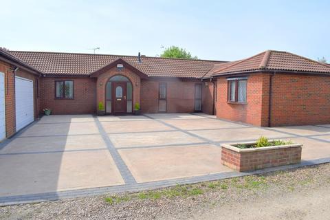 4 bedroom detached bungalow for sale, Cottage Close, Hibaldstow, DN20