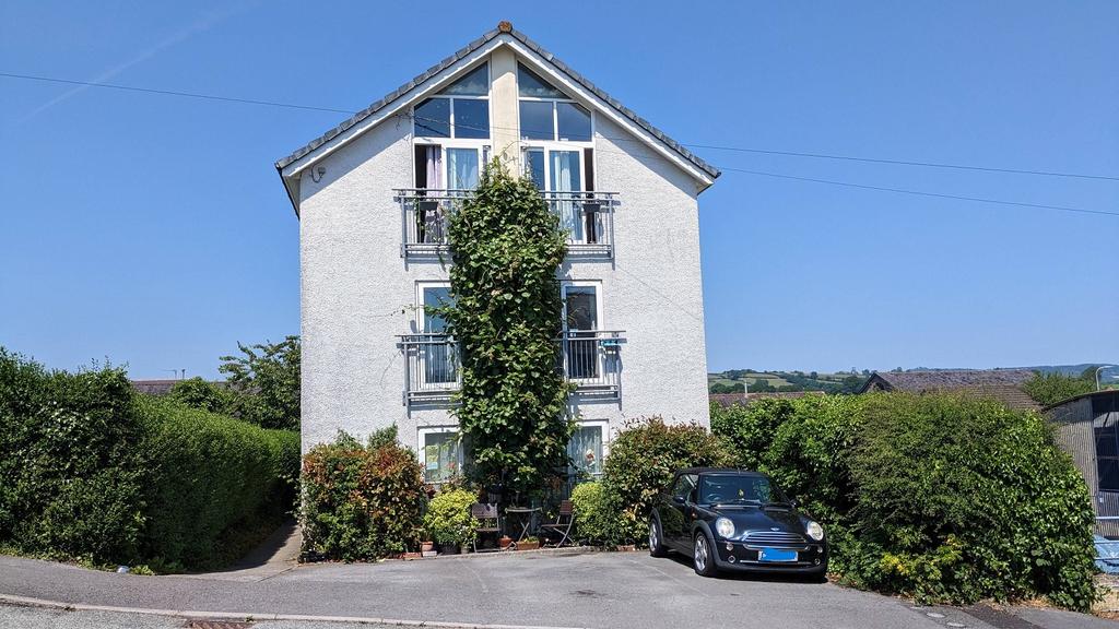 Y Berllan, Blende Road, Llandeilo... 2 bed flat £550 pcm (£127 pw)