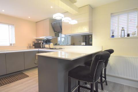 16 Penn Meadow, Stoke Poges, Slough, SL2 4EB