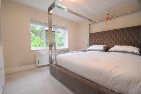 16 Penn Meadow, Stoke Poges, Slough, SL2 4EB