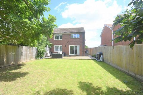 16 Penn Meadow, Stoke Poges, Slough, SL2 4EB