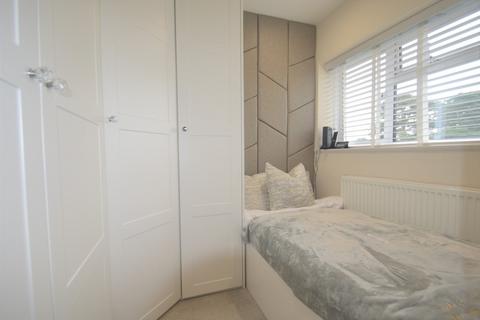 16 Penn Meadow, Stoke Poges, Slough, SL2 4EB