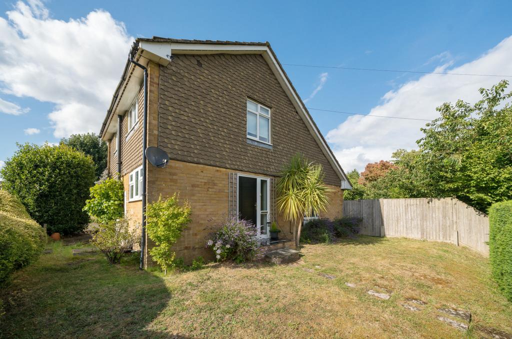 Greenfields Avenue, Alton, Hampshire, GU34 3 bed detached house for sale £499,950