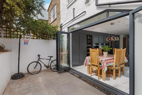 32 Burnthwaite Road, London, SW6 5BE