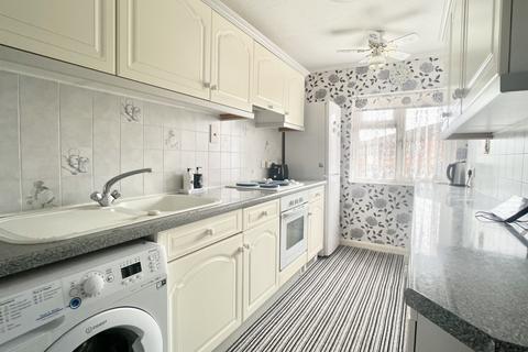 2 bedroom flat for sale - Runnymede Court, Lunedale Road, Fleet Estate, Dartford Kent, DA2