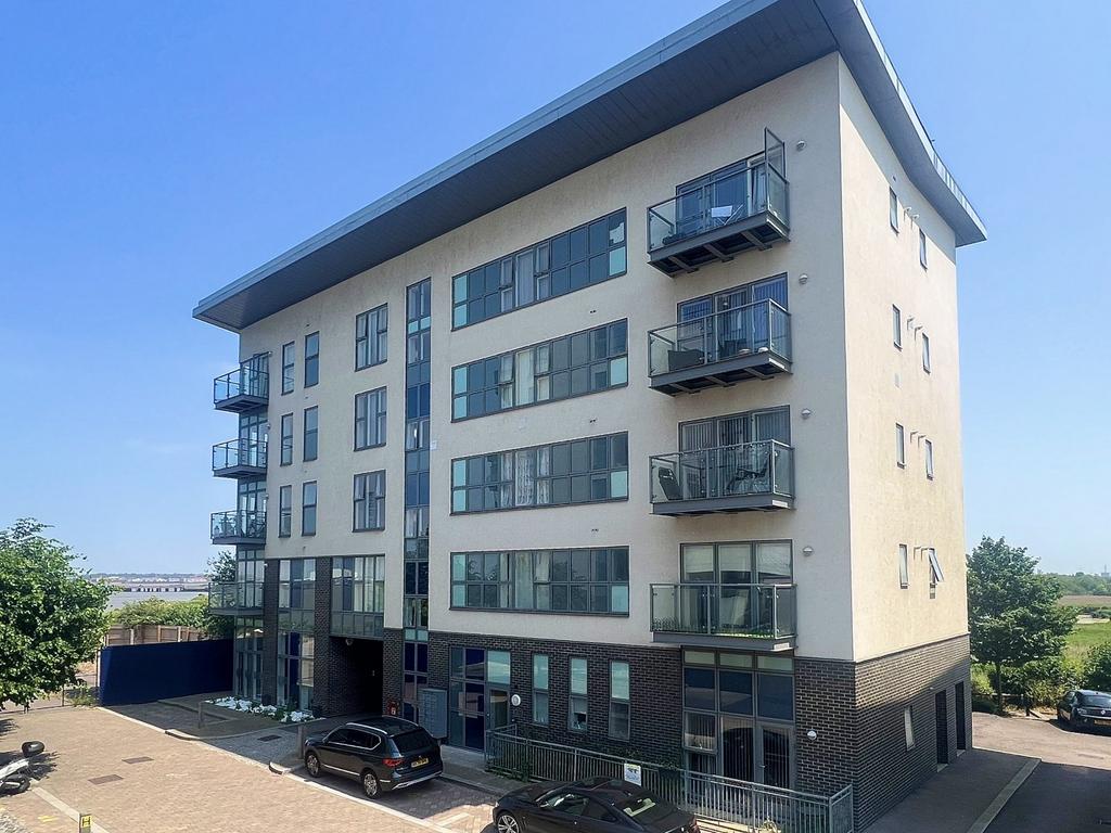 Wainwright Avenue, Greenhithe, Kent, DA9 1 bed flat £210,000