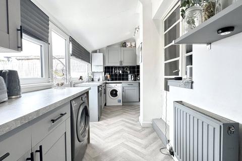 10 Oak Road, Greenhithe, DA9 9DH