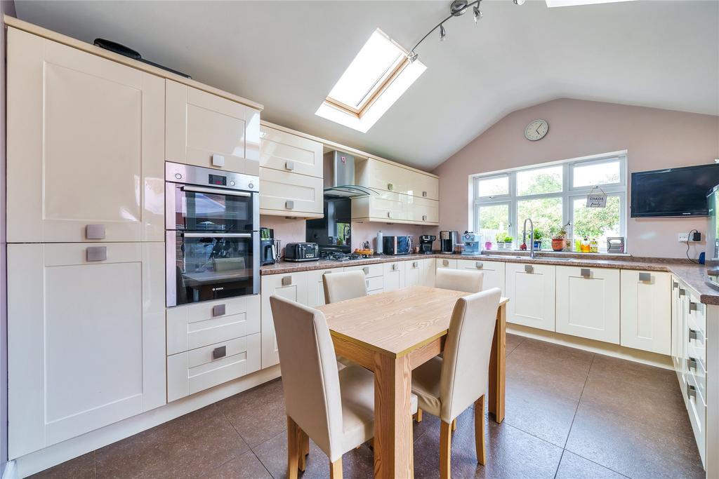 Lakes Lane, Newport Pagnell, Buckinghamshire, MK16 3 bed semidetached house for sale £545,000