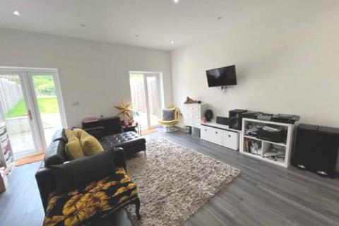 4 bedroom end of terrace house to rent, Watling Street, Radlett