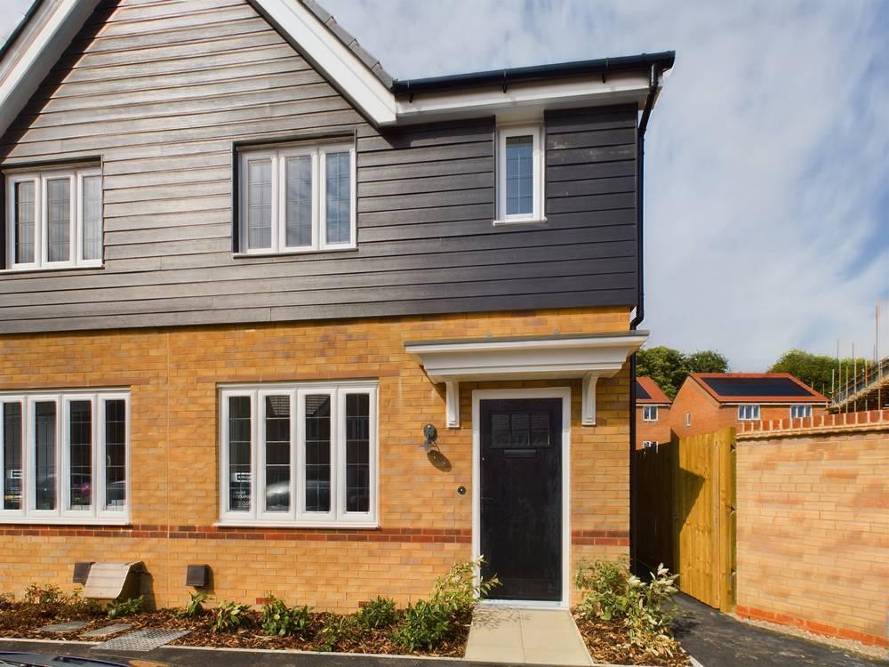 Carnoustie Road, Basingstoke, RG23 2 bed end of terrace house £1,400